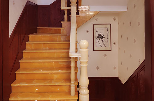 河津中式别墅室内汉白玉石楼梯的定制安装装饰效果